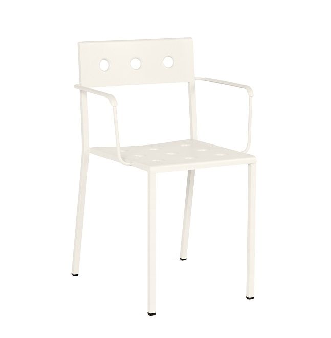 Balcony Outdoor Armchair in Kreidebeige von Hay: Moderner Gartenstuhl mit Armlehnen und Lochmuster.